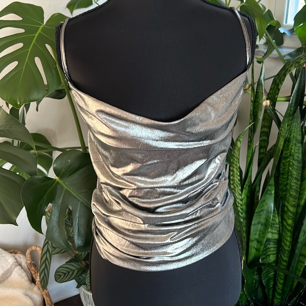 NWT Spaghetti strap party top size M METALLIC SILVER
Cowl neck FOREVER 21